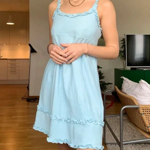 Jättefin somrig klänning - Så fin ljusblå klänning köpt hör på plik! De första två bilderna är lånade av den förra säljaren. Jag säljer denna då den tyvärr är för liten på mig. Köparen står för frakten!💕🥣🧊