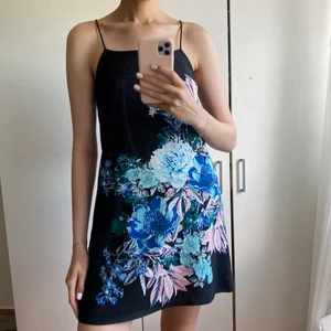 BLOMMIG KLÄNNING - Säljer en oanvänd klänning från Carin Wester i storlek 34/xs ❤️ Frakt kostar 45 kr!