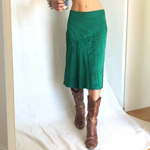 Kjol - RESER OM 4 DAGAR SÅ FÖRST TILL KVARN!! Paketpris går att få:) Säljer denna vackra kjol⭐️ storlek m. Resår i midjan så funkar även på mig som är xs. Fraktar för 44kr eller möts i Fridhemsplan 💟