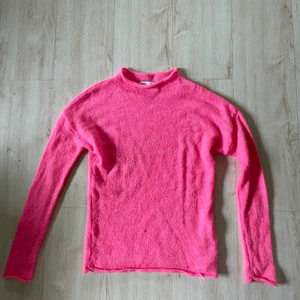 Stickad Rosa Tröja  - I princip helt oanvänd tröja från Zara. Stickad.
