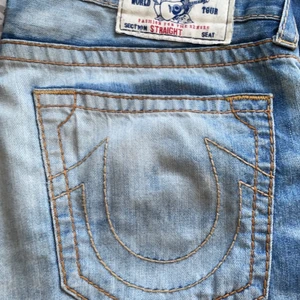 True religion Jeans - Säljer mina trueys, storlek 34 herr. Säljs i använt skick och har lite flaws här och där, största är ett hål som är lagat. Säljer för jag inte använder de. Skriv för fler bilder elr frågor!