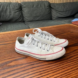 Converse - 1 år gamla Converse i använt skick. Säljer då dem ej kommer till användning mer. Perfekta nu till sommaren då dom är luftiga och sköna.💕🌤 Kan tänkas att mötas upp inom rimligt avstånd. Inköpspris 500kr. Köparen står för frakt!