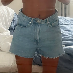 Jeans shorts - Snygga jeans shorts från weekday. I stl 38. Jag är en Xs vanligtvis men dessa sitter ändå snyggt beroende på vilken stil man vill ha. Knappt använda. Från weekday. 