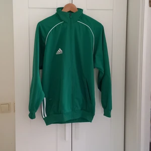 Grön adidas track top - En retro track top i nyskick. Pris är justerbart, skicka meddelande för frågor/ fler bilder