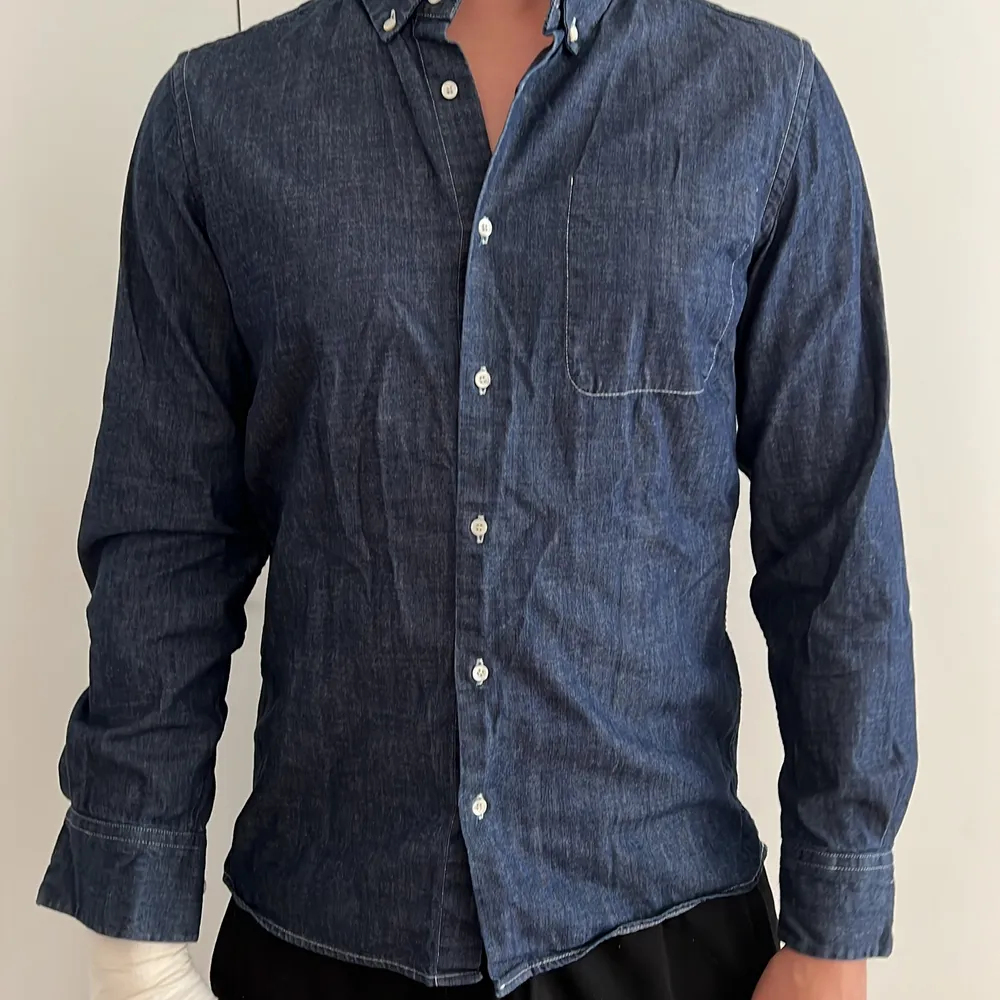 En mörkblå jeansskjorta från Dondup! Strl L. Aldrig använd! Säljer då den inte kommer till användning för min pojkvän och bättre att någon annan får användning för den!! 😇. Skjortor.