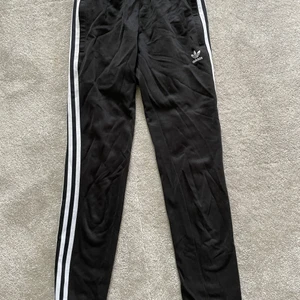 Adidasbyxor i bra skick - Säljer dessa Adidasbyxor med dragkedja nere vid benen, cirka strl xxs-xs.✨
