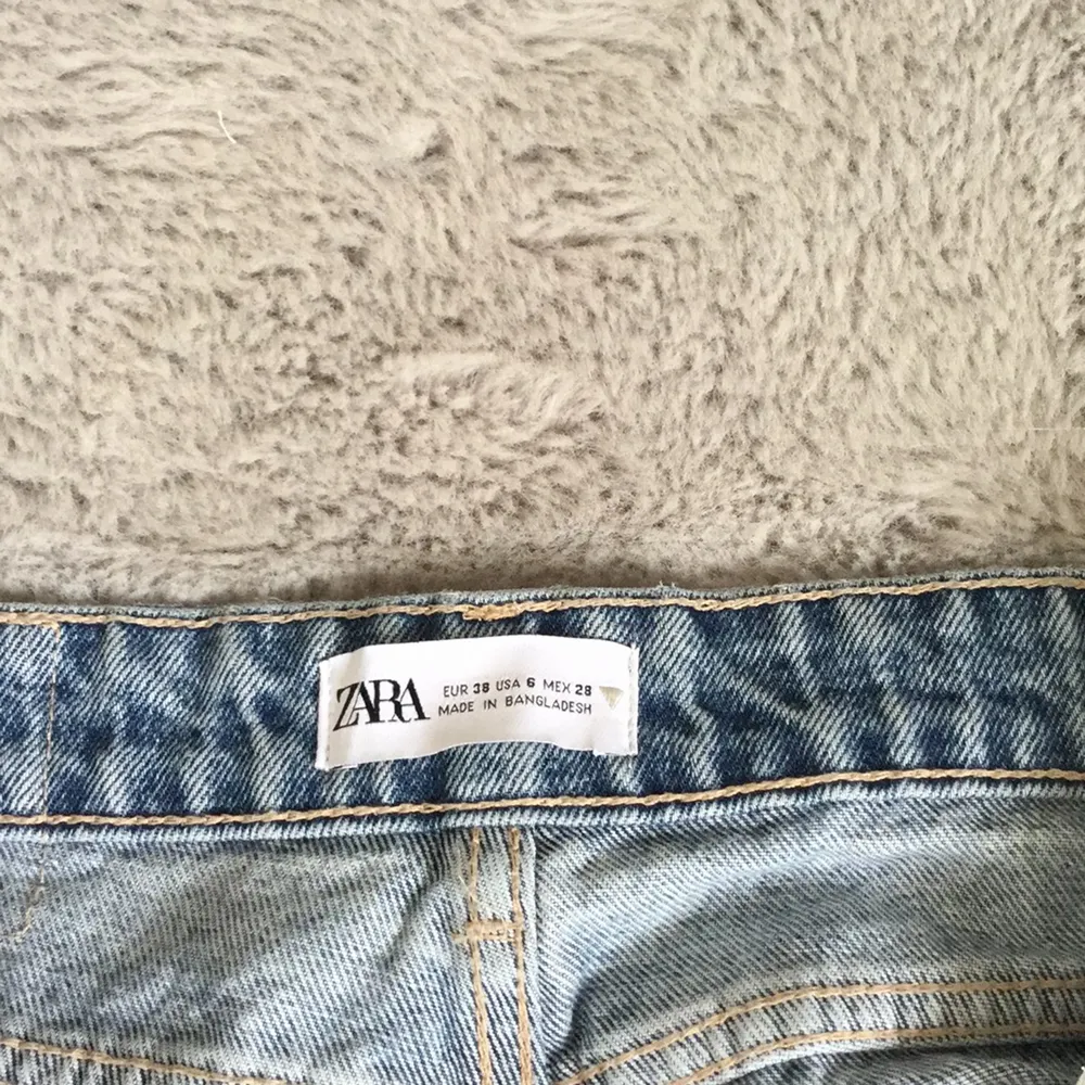 Jättefina jeans från zara med slitningar👖Varit helt slutsålda ett tag och vet inte längre om de säljer dem. Använda cirka en gång men satt lite för tajt vid låren vilket är anledningen till att jag säljer dem tyvär💞 Köpte för 399kr. Jeans & Byxor.