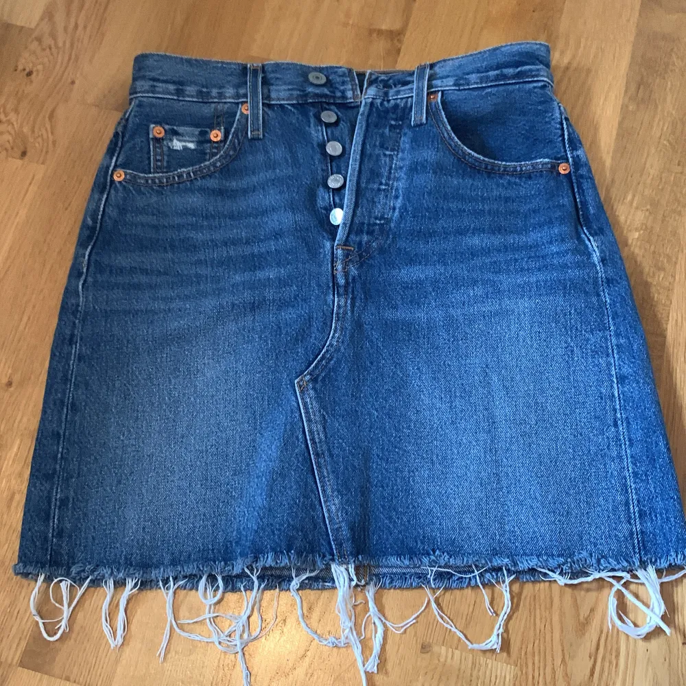 Superfin Levis kjol som jag köpte förra sommaren, kan tyvärr inte ha länge. Den är aldrig använda, bara testad. Stolek 25. Nypris 699, säljer för 500. Kjolar.