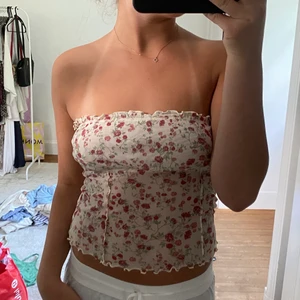 Blommig topp - ❌TRYCK INTE PÅ KÖP DIREKT❌  Laddar upp igen pga felköp. Säljer denna fina sommartopp från Urban Outfitters i storlek M men jag är generellt en S i toppar. Det finns band, men jag har använt den med dom nedvikta i toppen💞 Frakt tillkommer 66kr