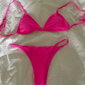 Neon rosa bikini - En neon rosa bikini ifrån shein som aldrig är andvänd då jag har två styckna, toppen är i L och är mer som en M/S och trosorna är i storlek M och är som ett par s/m💓