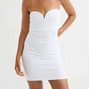 Denna är en axelbandslös klänning som är i storlek M vilket va lite för stort för mig. Den är verkligen så fin och är klar vit och passar till sommaren.