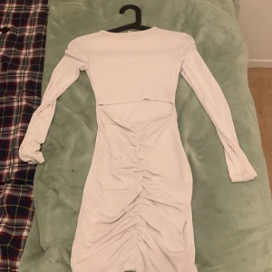 Klänning - Här är en fin elegant klännings som är ganska vit glittrig , dock lite genomskinlig kan passa både xs medium och S överralt en jätte fin klänning 