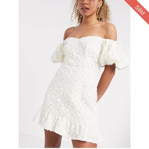 Vit klänning från & other stories  - Superfin klänning som tyvärr inte va så snygg på mig bara 🥹🥹🥹 aldrig använd och med lapparna kvar. Nypris typ 1300 storlek 38 