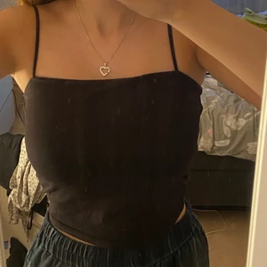 Svart linne - Ett svart linne som är använt 10 gånger ungefär. Det är dubbel matrial inuti så man slipper ha bh under! Det är lite litet för mig. Stryker det innan du får det hem. Du står för frakten.