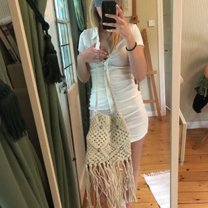 Virkad strandväska  - Söt virkad strandväska med pärlor och kedja, fint skick. Okänt märke 