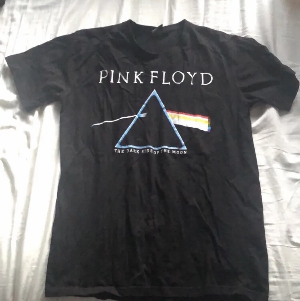 Pink Floyd t-shirt i fint skick, knappt använd. I storlek L.  85 kronor . T-shirts.