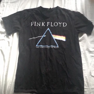 Pink Floyd t-shirt L - Pink Floyd t-shirt i fint skick, knappt använd. I storlek L.  85 kronor 