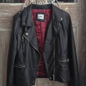 Leather Jacket Size S - I bought this jacket 3 years ago at a lovely store in Italy but never used it as I did not like its feminine cut. Its soft and has a smooth inside too. Its in perfect condition and needs a new home. :)) Size: S