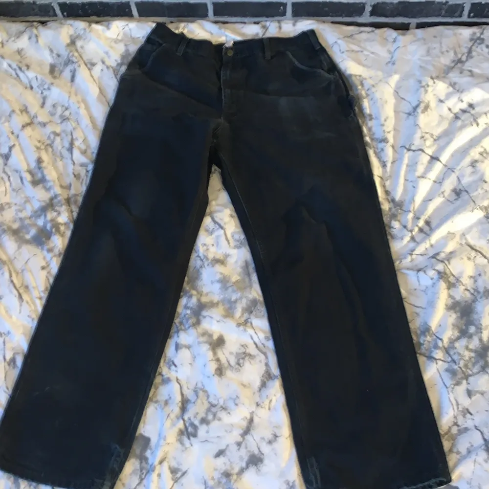 Säljer desa Carhartt byxor med storleken 36x34. Knappt använda. Köpte ifrån ettresex för 850kr. Dm för mer info eller fler bilder. Jeans & Byxor.