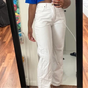 vita 👖  - jättesnygga jeans köpa på plick, säljer vidare då de har blivit för små. straight leg, mid rise, super kvalite! bjuder på frakten 💗  lånade bilder från fd ägare 💗