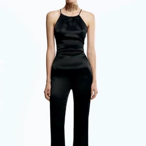 SATIN FLADER JUMPSUIT   - Satin flared jumpsuit från Zara är helt ny med kortet på. Är oanvänd i storlek xs. För mer information kontakta mig. 