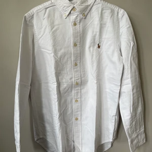 Ralph Lauren skjorta stl 12 - Vit Ralph Lauren skjorta stl 12, bra skick stl 12. Använd några gånger. Köparen står för frakten. Inget återköp