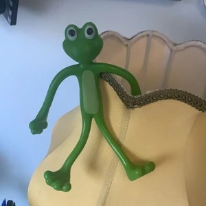 Rörlig groda  - Grodan är rörlig i ben och armar 