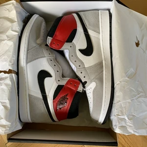 Jordan 1 high light smoke grey - Skick: 9/10, storlek: 45, kan mötas upp runt Växjö Småland eller skicka dem