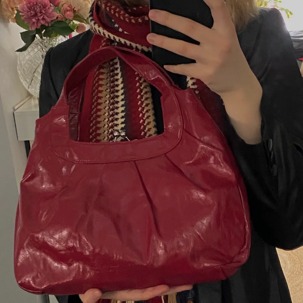 Jättefin röd lackad handväska med tre fack, så väldigt rymlig! Från tvåtusentalet❤️. Väskor.