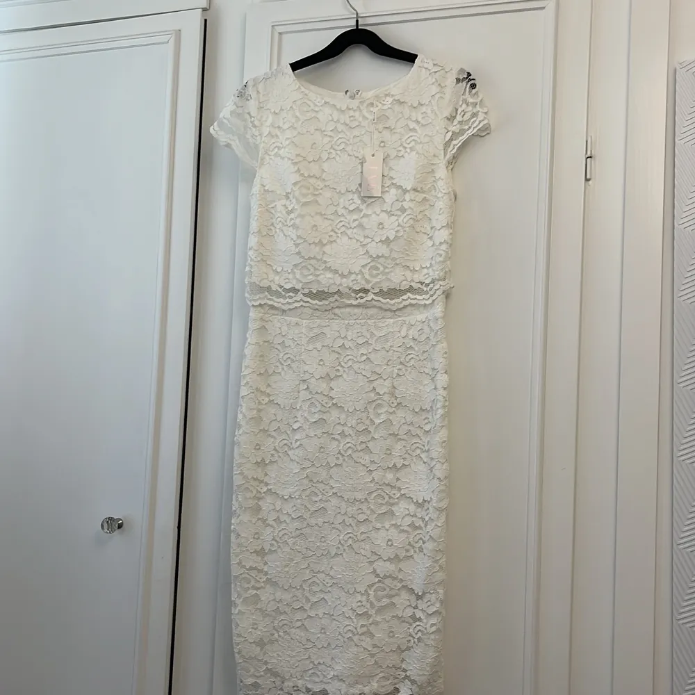 Oanvänd vit spets klänning från Nelly, ej genomskinlig med två lager, knälängd.. Klänningar.