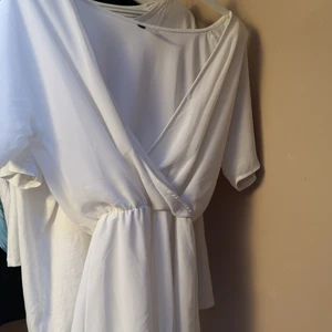 Jumpsuit - Säljer denna fina jumpsuit perfekt till sommaren. Den är använd 1 gång och är i bra skick. Skriv för fler bilder. 