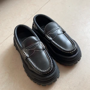 Eytys angelo  - Säljer eytys angelo loafers i storlek 36! Liten defekt på högerskon syns på bild tre, köpta på eytys sample sale så aldrig använda utan skadan fanns när de köptes. 