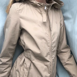 Beige GANT jacka i strl S, fint skick - Beige vårjacka från GANT i storlek small med spännen i sidan så man kan ändra passformen till mer/mindre åtsittande i midjan! Knappt använd 🌼