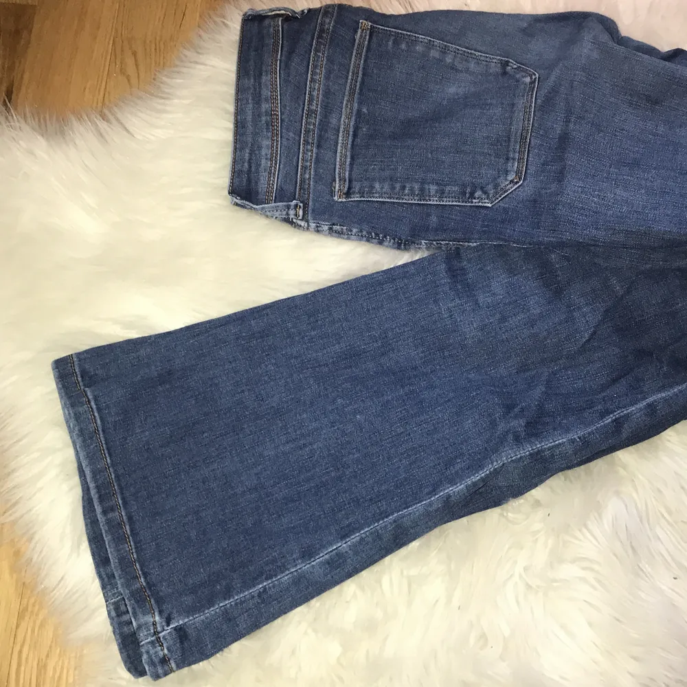 Säljer ett par jeans då jag vuxit ur dem, de är i strl 36 och är i bra skick. Vet ej märket dock. Fråga gärna vid intresse, köparen står för frakt.. Jeans & Byxor.