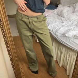 Cargopants - Gröna snygga cargopants!!!! Passar alla strl beroende på hur man vill att de ska sitta (jag är 165)