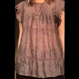 Grå blus med gulliga detaljer - Säljer denna då den aldrig kommer till användning, sista bilden visar den riktiga färgen då de andra är lite missvisande, tröjan är i nyskick då den aldrig blivit använd💕