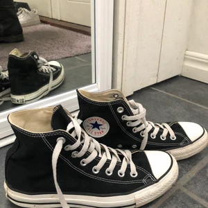 Converse - Säljer dessa svarta converse som jag precis köpt på Sellpy men som tyvärr var för stora för mig:(.                     Köparen står för frakten💕