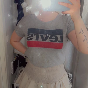 Levis T-shirt  - Grå jätteskön levis T-shirt, i storlek XXS men sitter som en Xs/s, frakt ingår i priset 