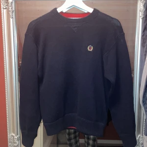 Tommy hilfiger tröja - Svin najs mörkblå Tommy hilfiger tröja i storlek S. Köpare står för frakt