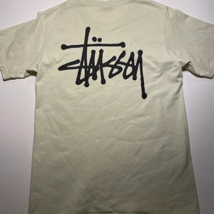 Stussy T-shirt Pale Yellow: Storlek S - Använd ett fåtal gånger, lite missfärgad, annars bra skick. Köptes för 500kr. Storlek S, true to size. 