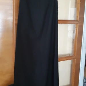 Svart kjol - Lång läcker svart damkjol  som ny