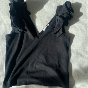 Linne från Zara - Linne med volanger fråm Zara, sitter väldigt fint på men används tyvärr aldrig! Finns en mindre trådslitning som syns på sista bilden.                                                                    Frakt tillkommer