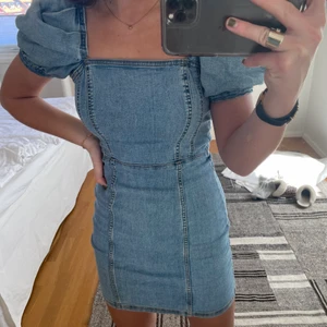 Jeansklänning - Så snygg jeansklänning med puffärmar från HM, sitter så fint och funkar perfekt till sommaren💕💕