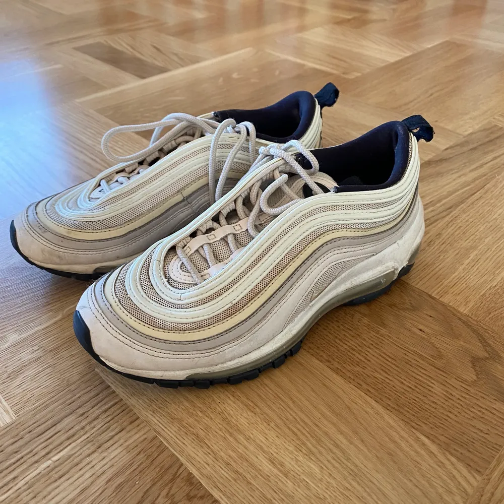 Säljer mina Nike air Max 97s då de är för små! Är köpta på Plick så är använda, men ändå bra skick 🥰 fin vit färg med lite ljus gula detaljer . Skor.