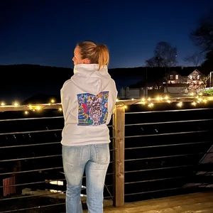 Hoodie the cool elephant 🫂 - Säljer nu min hoodie eftersom jag inte längre använder hoodies lika mycket! Superfint skick, ÄLSKAR designen på ryggen. ❤️ storlek m. Nypris 599kr
