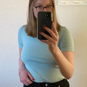 T-shirt från Zara - Säljer en jättegullig turkos/ljusblå t-shirt från Zara, perfekt till sommaren. Helt oanvänd med lappen kvar! Den är storlek XS, sitter lite väl tight på mig som vanligtvis är en storlek S/M. Nypris 99 kr, säljer för 40 kr + frakt. Priset går att diskutera! Tror inte den finns kvar att köpa på Zara. Betalning via Swish eller Paypal, kan posta eller mötas upp i Stockholmsområdet. 🦋🦋