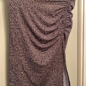 Blommig kjol med slits - Säljer denna superfina kjolen med slits som jag köpte ifrån H&M. Den är jättestretchig, luftig och perfekt för sommaren  och den är i storlek S men passar säkert M. Köpte den förrförra sommaren men använde den aldrig för någon anledning så den har bara legat runt i gaderoben så varför inte sälja den.😊 Den är helt problemfri och i superbra skick. (Nypris 160kr) Skriv ifall intresserade och buda i kommentarerna💞