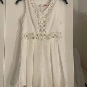 Vit fint klänning/jumpsuit  - Jumpsuit som ser ut som en klänning. Jättefin till flera tillfällen. Storlek M 