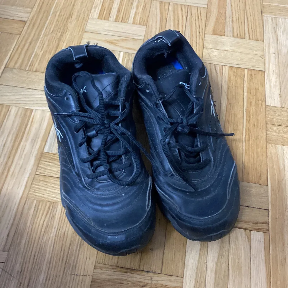 Ett par vanliga Reebok skor, lite begagnade behöver bara tvättas. Om nån kommer och köper de ska de 100% vara rena och fina när ni hämtar de!. Skor.