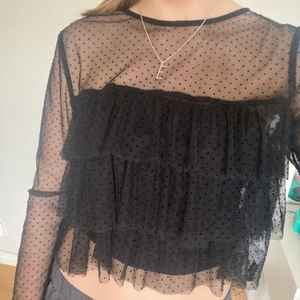 Genomskinlig topp - Genomskinlig prickig topp från Zara med volanger. Helt oanvänd och slutsåld på hemsidan. Nypris 300kr💓 På första bilden har jag ett linne under.